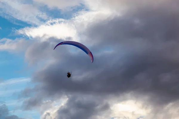 Parapente survolant la chaîne de montagnes panoramique dans la nature canadienne — Photo