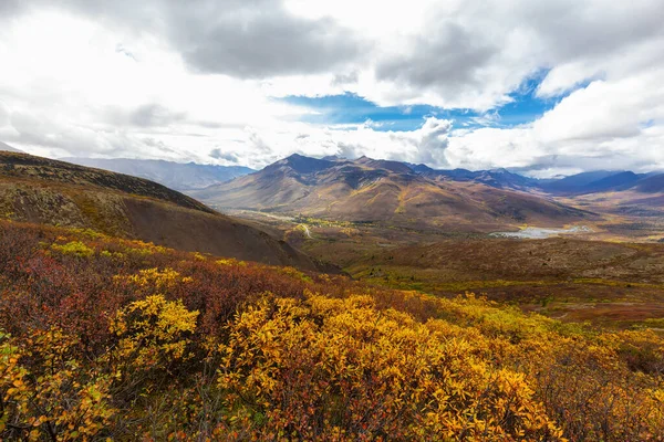 Vue panoramique sur la route, le paysage et les montagnes lors d'une journée d'automne colorée — Photo