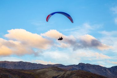 Kanada Doğa 'sında Sahne Dağ Sırası üzerinde uçan Paraglider
