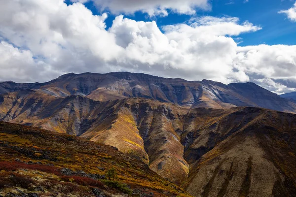 Vue panoramique sur la route, le paysage et les montagnes lors d'une journée d'automne colorée — Photo