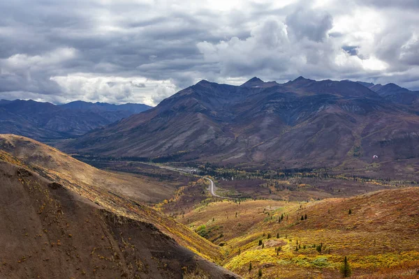 Vista panorámica de la carretera, el paisaje y las montañas en un colorido día de otoño —  Fotos de Stock