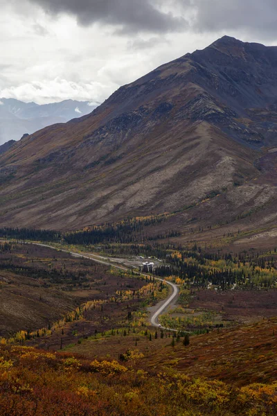 Vista da Estrada Cênica de cima cercada por árvores e montanhas — Fotografia de Stock