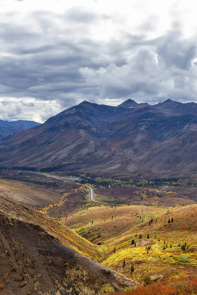 Vista Cênica da Estrada, Paisagem e Montanhas em um Dia de Queda Colorido — Fotografia de Stock