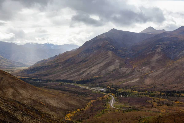 环绕着树木和山峦的风景路景观 — 图库照片