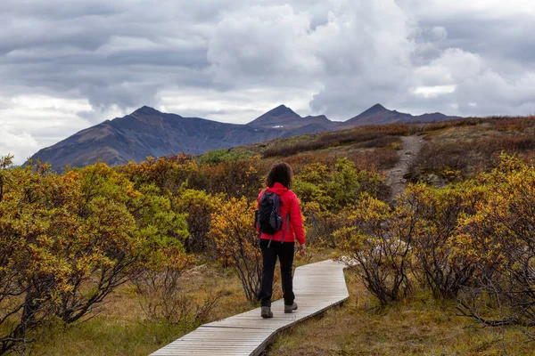 Mulher caminhando ao longo do Trilho Cênico em uma Montanha, durante a Queda — Fotografia de Stock