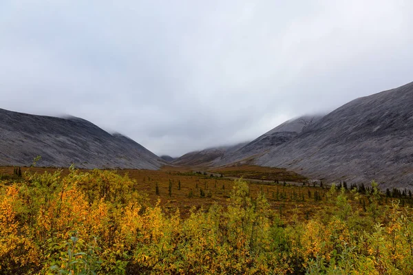 Scenic View of Road, Landscape and Mountains on a Colorful Fall Day — Stock Photo, Image