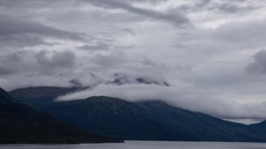 Zaman aşımı. Bulutlu Sabah Manzaralı Göl ve Dağlar.