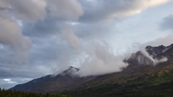 Time Lapse. Hermosa vista de la naturaleza canadiense con montañas y nubes — Vídeos de Stock