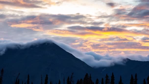 Tijd Verstrijken. Prachtig uitzicht op de Canadese natuur met bergen en wolken — Stockvideo