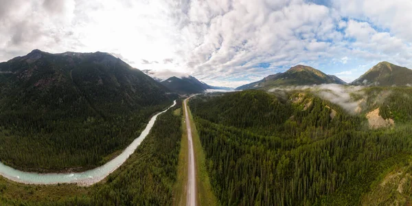Vista aérea da estrada panorâmica na natureza canadense — Fotografia de Stock