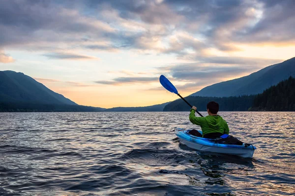 Schöne Aussicht auf das Kajakfahren auf dem malerischen See bei Sonnenuntergang — Stockfoto