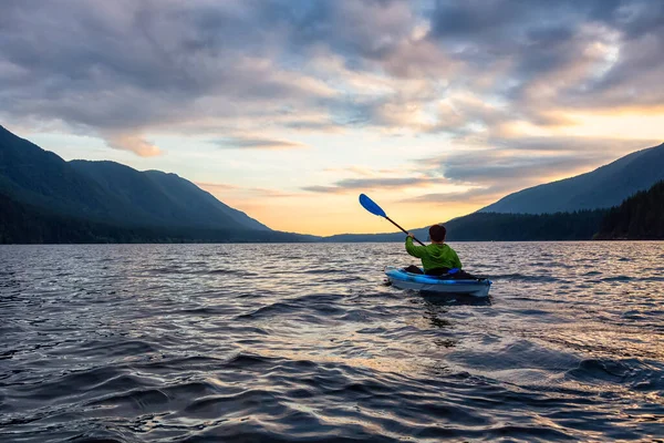 Hermosa vista de la persona Kayak en el lago escénico al atardecer — Foto de Stock