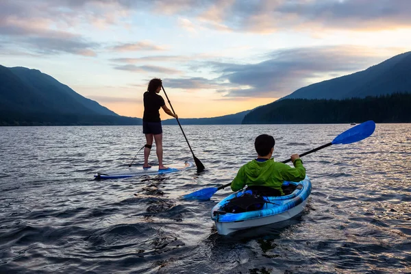 Amici sul lago panoramico Kayak e paddleboarding insieme — Foto Stock