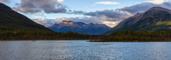 环绕着高山和树木的风景湖全景 — 图库照片