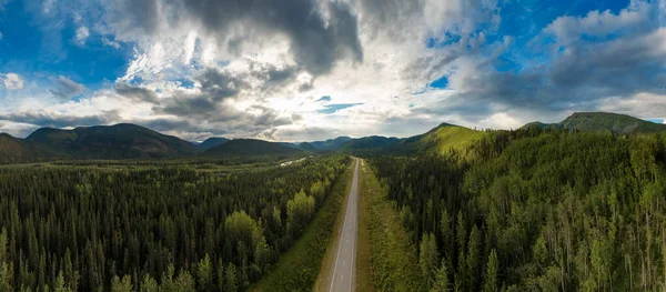 Letecký pohled na Scenic Road v kanadské přírodě — Stock fotografie