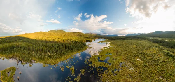 Splendida vista panoramica dei laghi sereni — Foto Stock