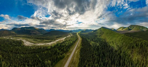 Letecký pohled na Scenic Road v kanadské přírodě — Stock fotografie