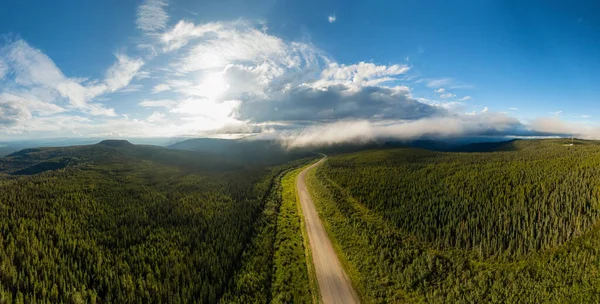 Vista aérea da estrada panorâmica na natureza canadense — Fotografia de Stock