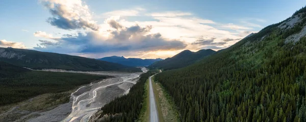 Vista aérea de la carretera escénica en la naturaleza canadiense — Foto de Stock