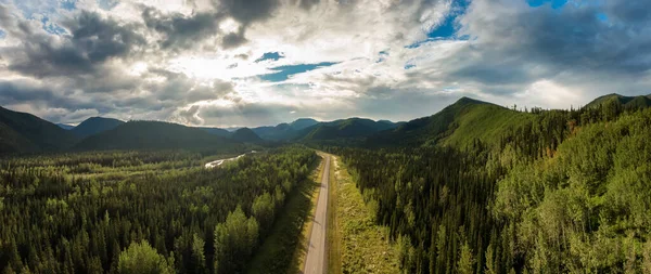 Vista aérea da estrada panorâmica na natureza canadense — Fotografia de Stock
