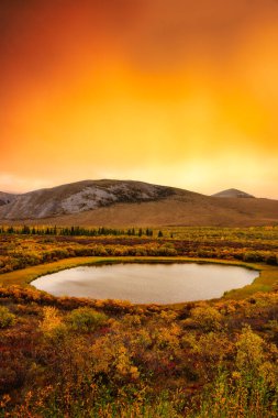 Güz mevsiminde Güzel Manzaralı Göl