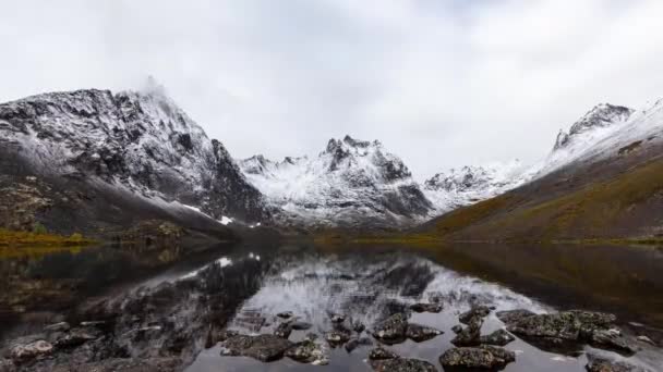 Grizzly Lake in Tombstone Territorial Park, Yukon, Canada. — Stockvideo