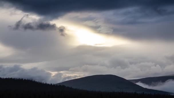 Zeitraffer eines wunderschönen Sonnenuntergangs mit Wolken und Bergen. — Stockvideo