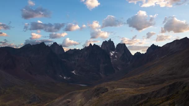 Zeitraffer. Schöne Aussicht auf malerische Berge und Landschaft bei Sonnenuntergang. — Stockvideo