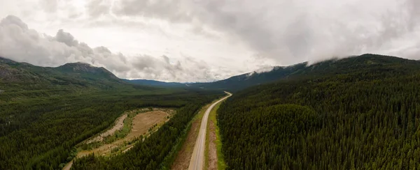 Vista aérea da estrada panorâmica na natureza canadense — Fotografia de Stock