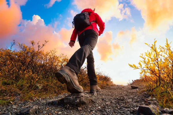 Vista de la Mujer Senderismo Rocky Trail desde Abajo — Foto de Stock