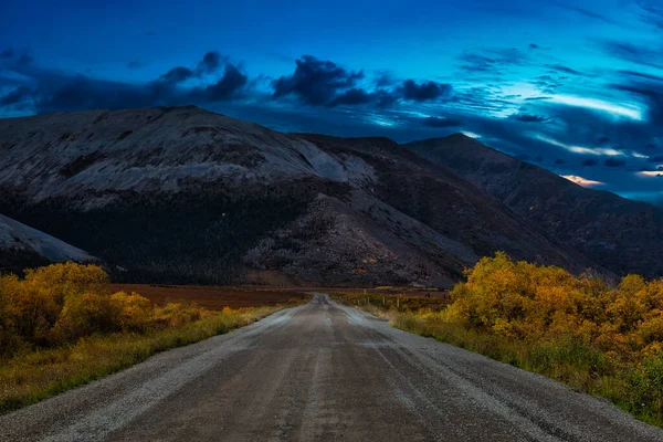 Uitzicht op Scenic Road and Mountains op een herfstseizoen — Stockfoto