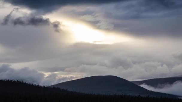 Zeitraffer eines wunderschönen Sonnenuntergangs mit Wolken und Bergen. — Stockvideo