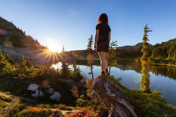 Chica senderismo en la naturaleza canadiense — Foto de Stock