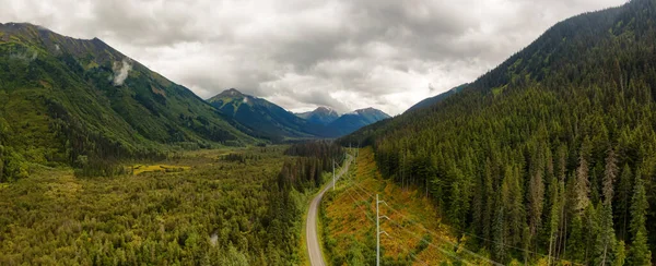 Panoramic View of Scenic Road surrounded by Mountains in Canadian Nature — Stock Photo, Image