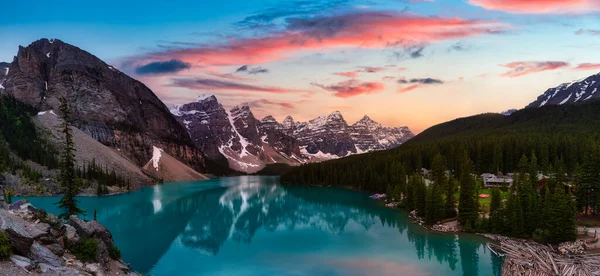 Hermosa vista panorámica de un lugar famoso icónico, lago Moraine — Foto de Stock