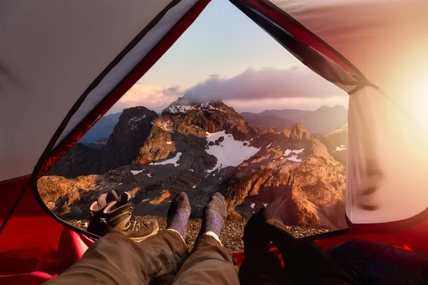 Acampar dentro de uma tenda com belas montanhas rochosas no fundo — Fotografia de Stock