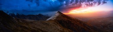 Dramatik Dağlar ve Alp Gölü 'nün Güzel Hava Panoramik Manzarası