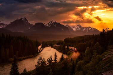 Banff Ulusal Parkı, Alberta, Kanada. Morant eğrisinin ikonik görünümü
