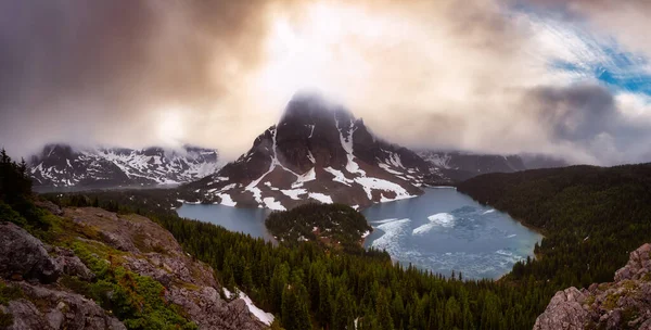 Vacker panoramautsikt över den ikoniska kanadensiska Rocky Mountain Landskap — Stockfoto