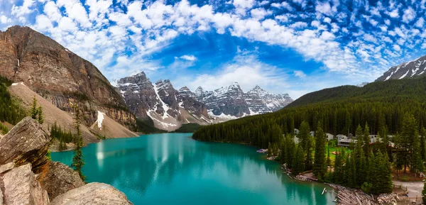 Krásný panoramatický výhled na ikonické slavné místo, Moraine Lake — Stock fotografie