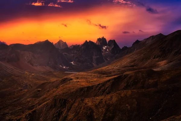 Vista aérea del paisaje escénico y las montañas en una temporada nublada de otoño —  Fotos de Stock