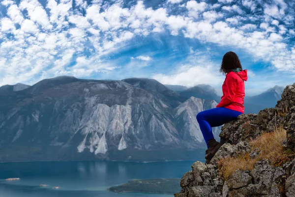 Äventyrlig flicka Vandring upp Nares Mountain — Stockfoto