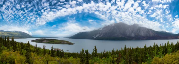 Vue panoramique Nature, montagnes et lac canadiens — Photo