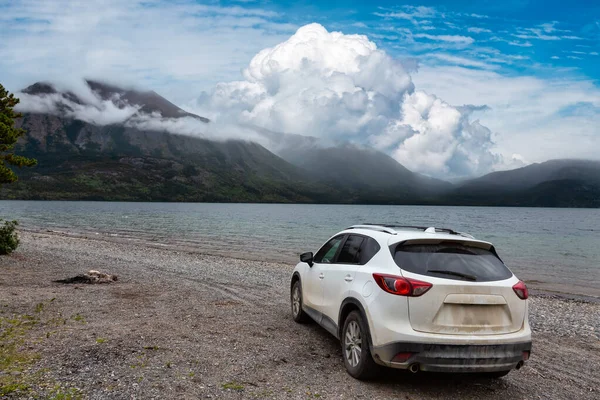 Columbia Británica, Canadá. Coche blanco montando en el campo a un lago — Foto de Stock