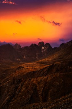 Gökyüzü Manzarası ve Dağlar Bulutlu Sonbahar Sezonu