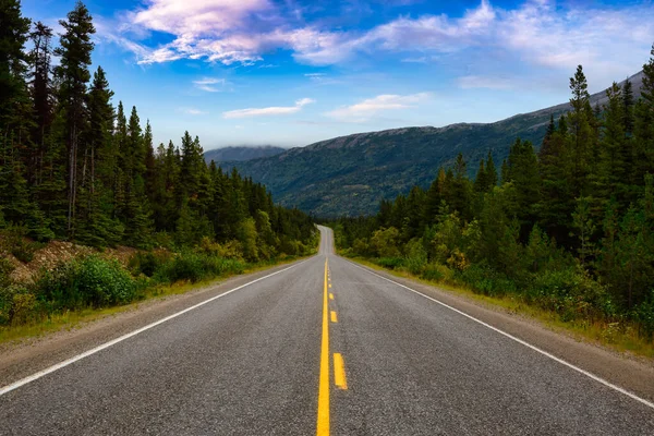 Prachtige Scenic Road, Klondike Hwy, in de Canadese natuur — Stockfoto