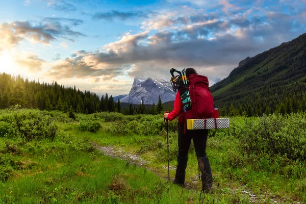 Caminhadas de mochileiros femininos em Montanhas Rochosas canadenses — Fotografia de Stock