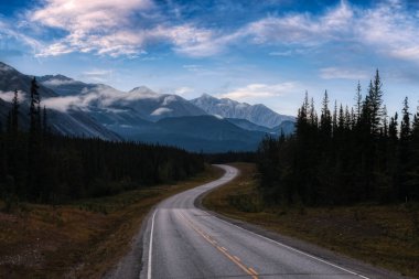 Kuzey Kayalıkları 'nda Alaska Hwy manzaralı bir yol.
