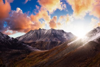 Dramatik Dağlar ve Alp Gölü 'nün Güzel Hava Manzarası