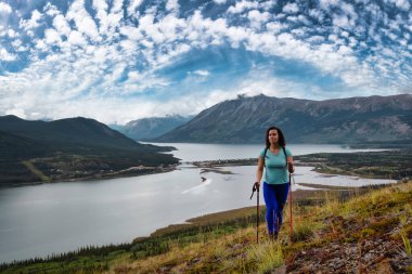 Maceracı Kız Nares Dağı 'na doğru yürüyor.